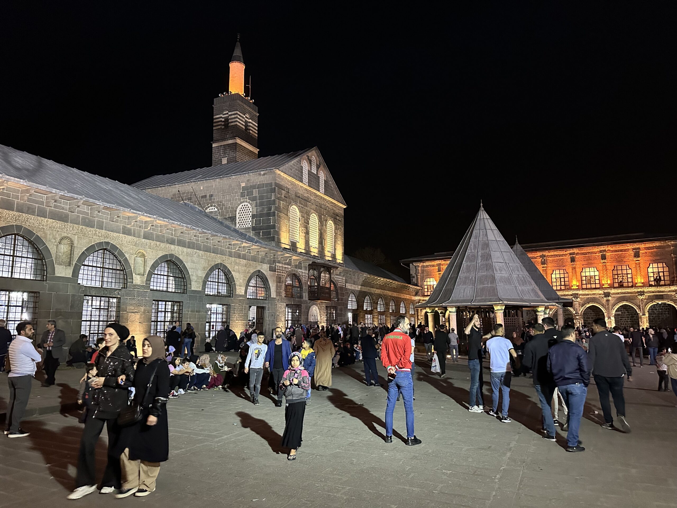  Diyarbakır Ulu Cami’de Kur’an-ı Kerim dağıtıldı