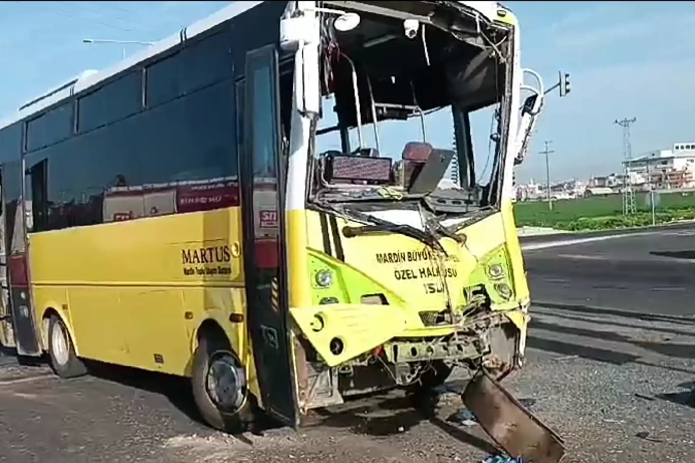 Tır ile halk otobüsü çarpıştı: 18 yaralı