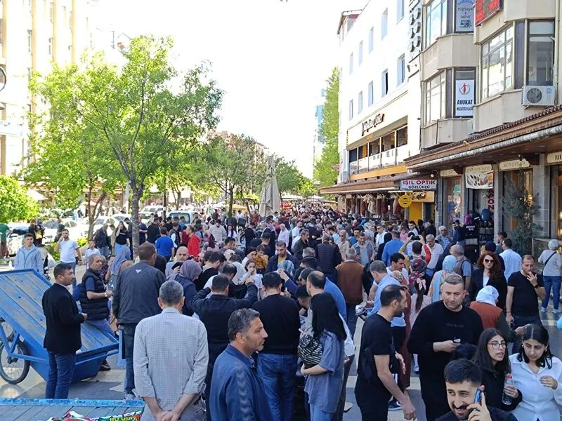 Diyarbakır Sur'da bayram tatili kalabalığı sürüyor