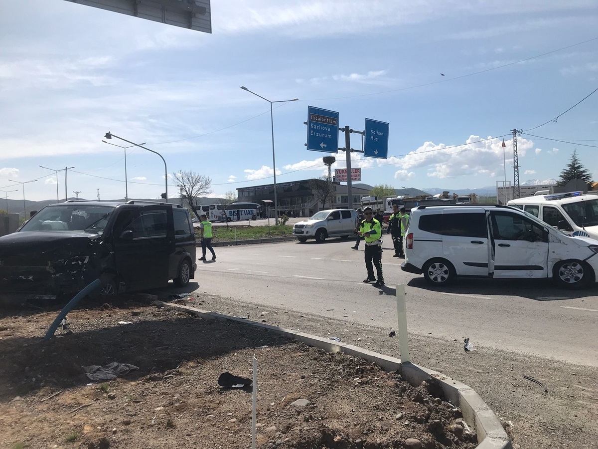 Minibüs ve hafif ticari araç çarpıştı: Çok sayıda yaralı