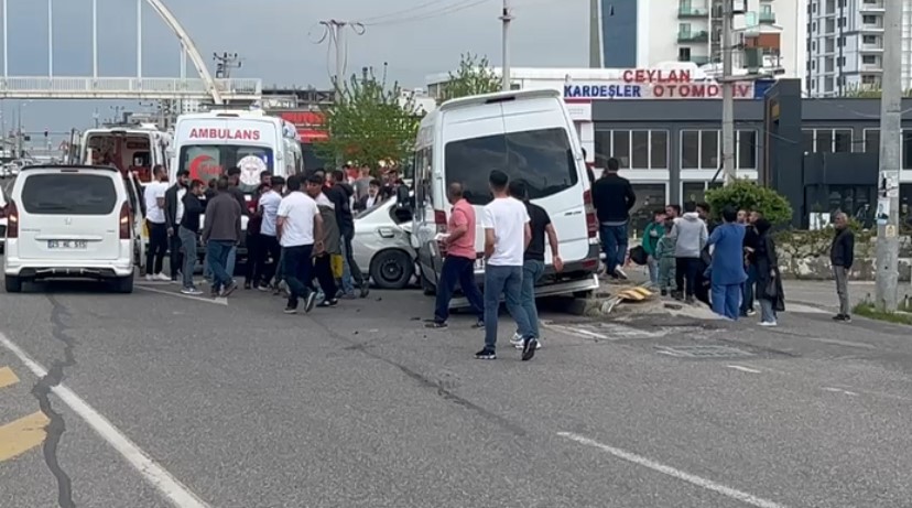  Diyarbakır’da minibüs ile otomobil çarpıştı: 3 yaralı