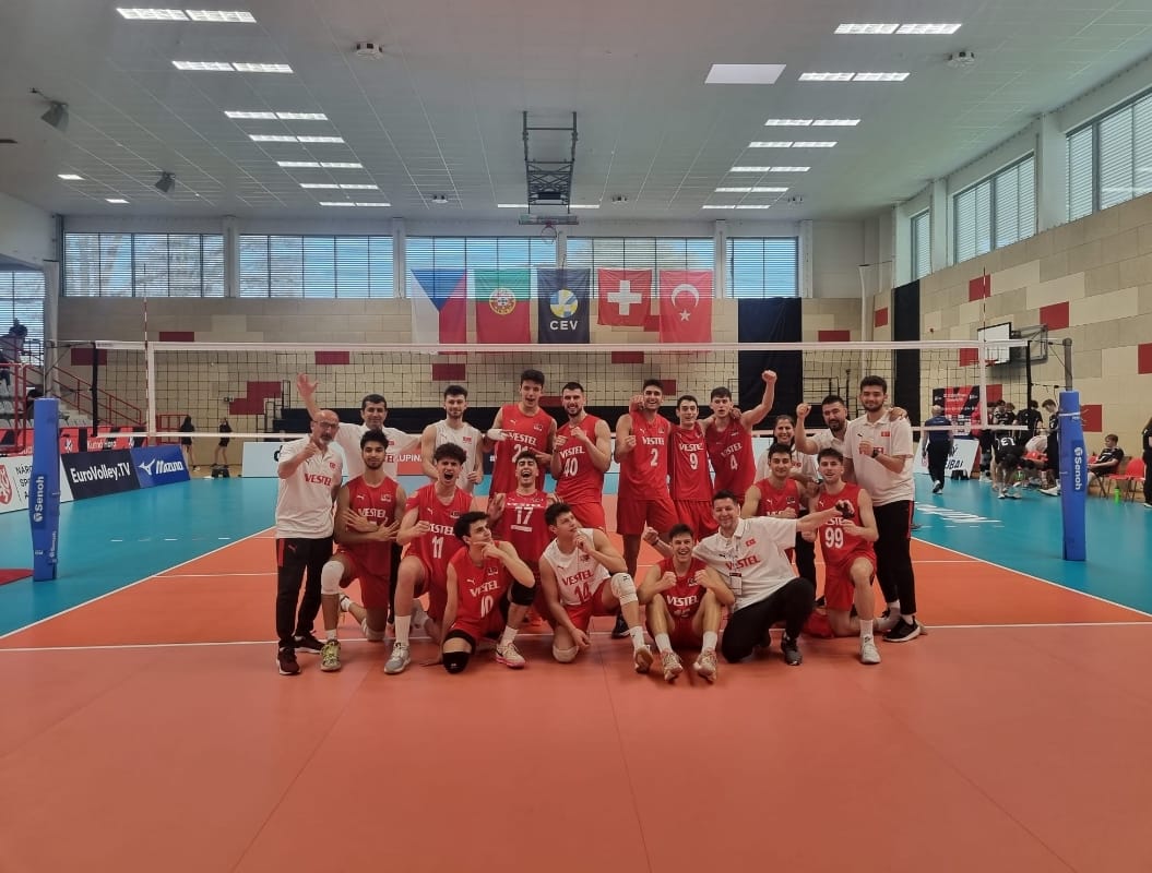 Dicle Üniversitesi öğretim üyesi, Erkek Voleybol Milli Takımına baş antrenörlük yaptı