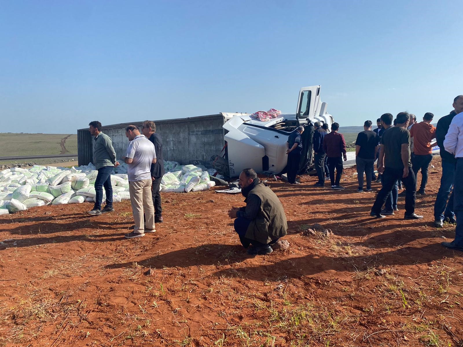 Devrilen tır, Diyarbakır karayolunu 2 saat boyunca kapattı