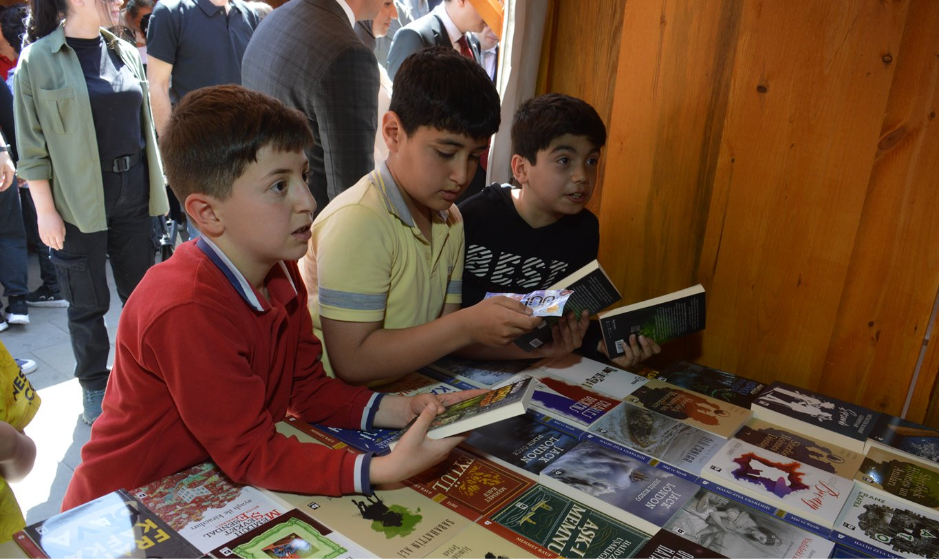 "Kitap okumak daha fazla bilinç ve daha zengin düşünce dünyası demektir"