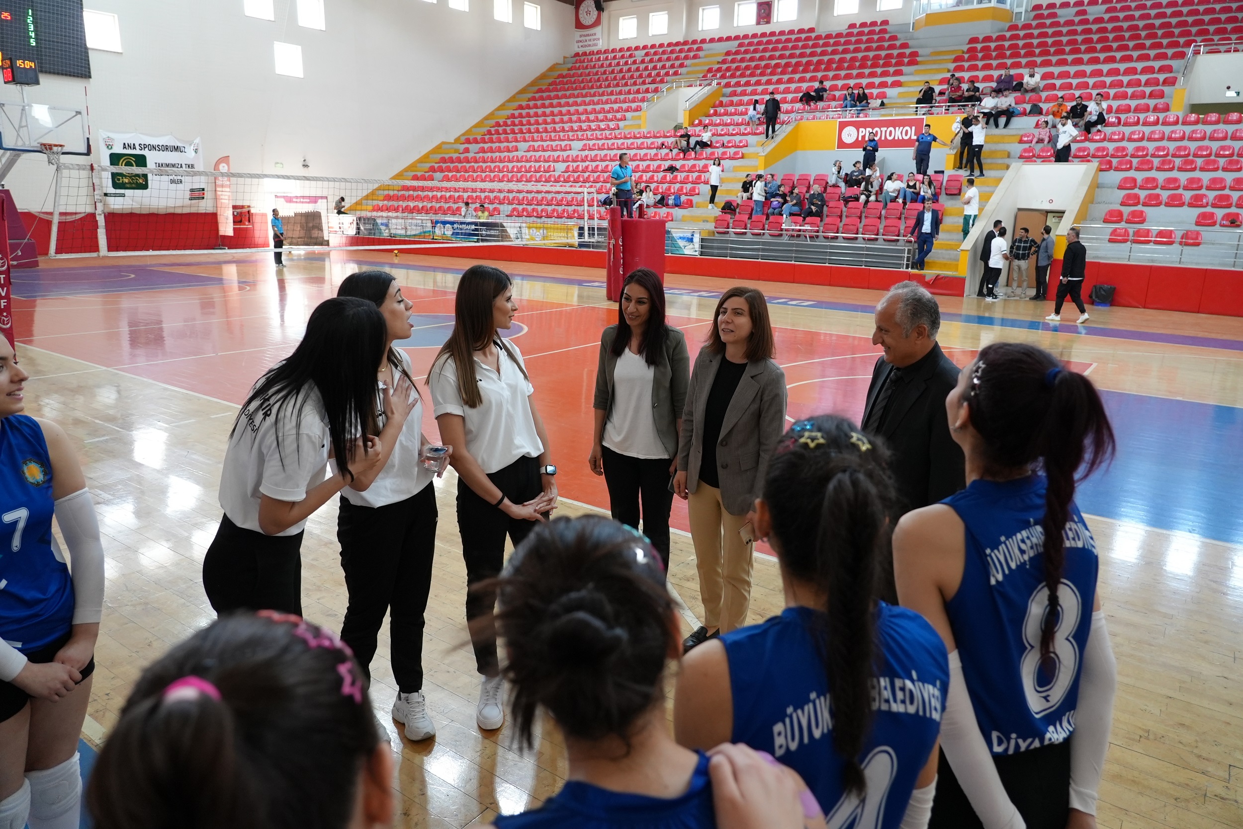 Eş Başkan Bucak Kadın Voleybol Takımı’nın maçını izledi