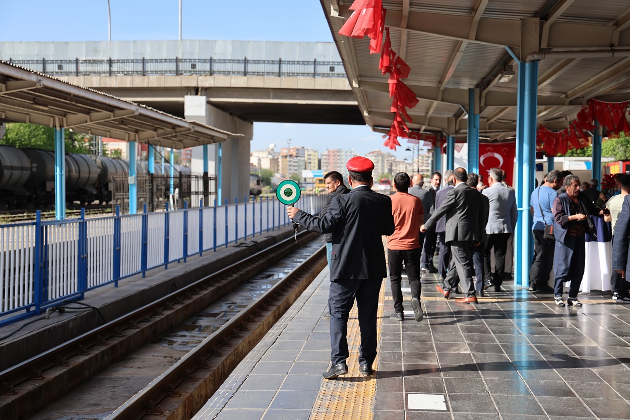 Turistik Ekspres Diyarbakır'da davul zurnayla karşılandı