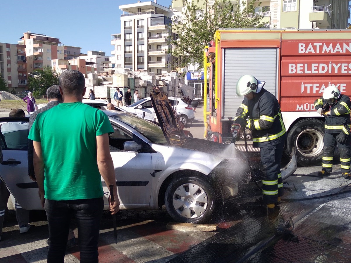 Seyir halindeki otomobil alev aldı