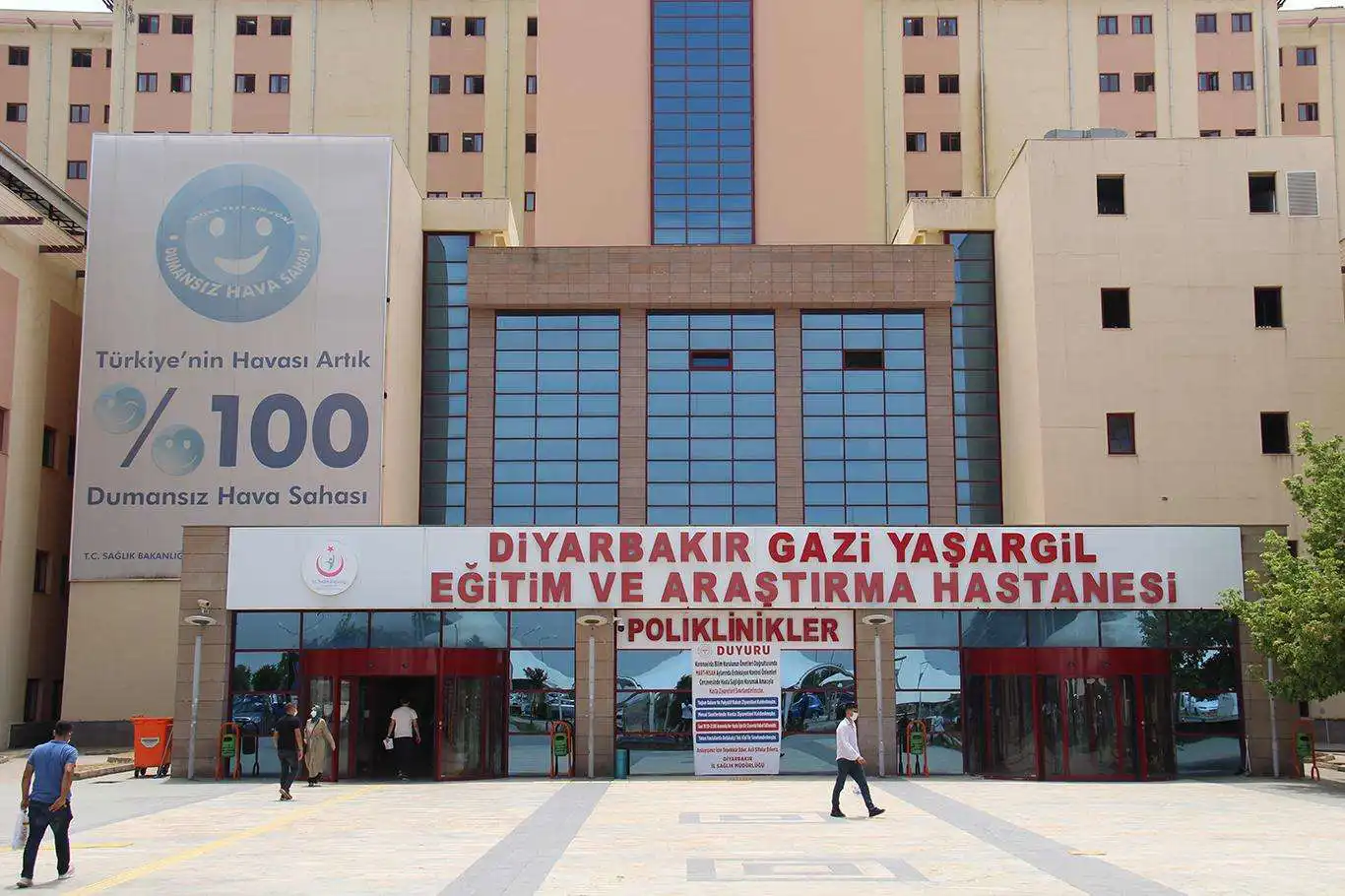 Diyarbakır'da sigara içmek için pencereye çıkan şahıs yere düşerek hayatını kaybetti