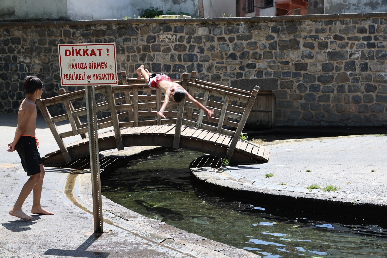 Diyarbakır'da havalar ısındı, çocuklar yine oraya akın etti!