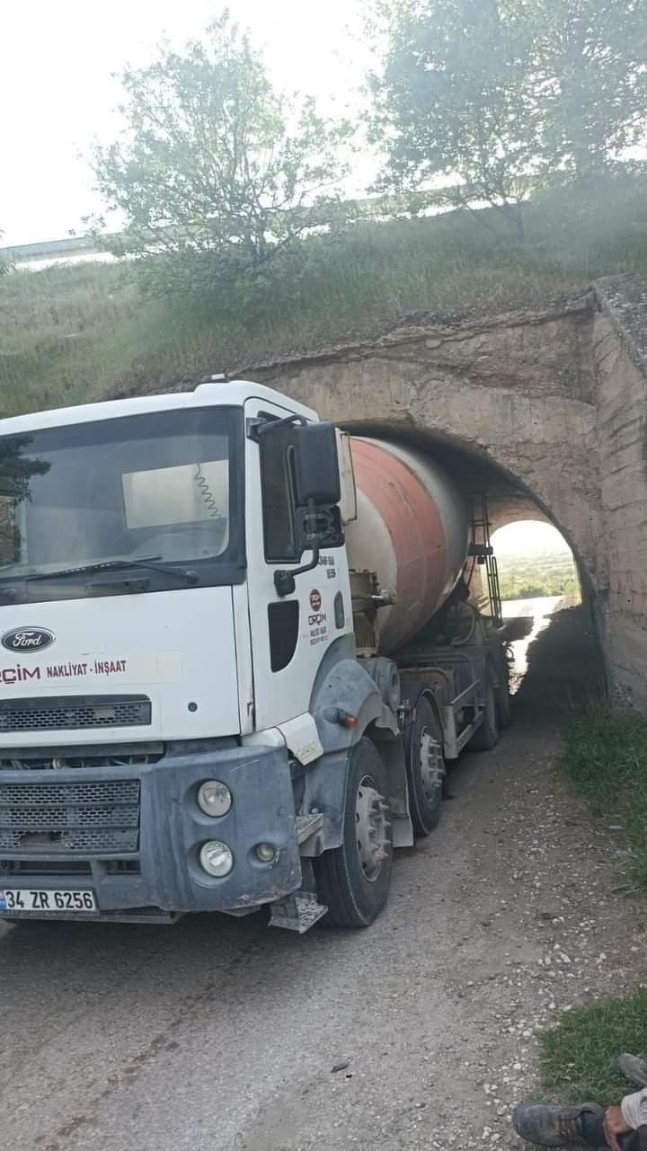 Şoför yüksekliği hesap edemedi, beton mikseri köprüye sıkıştı