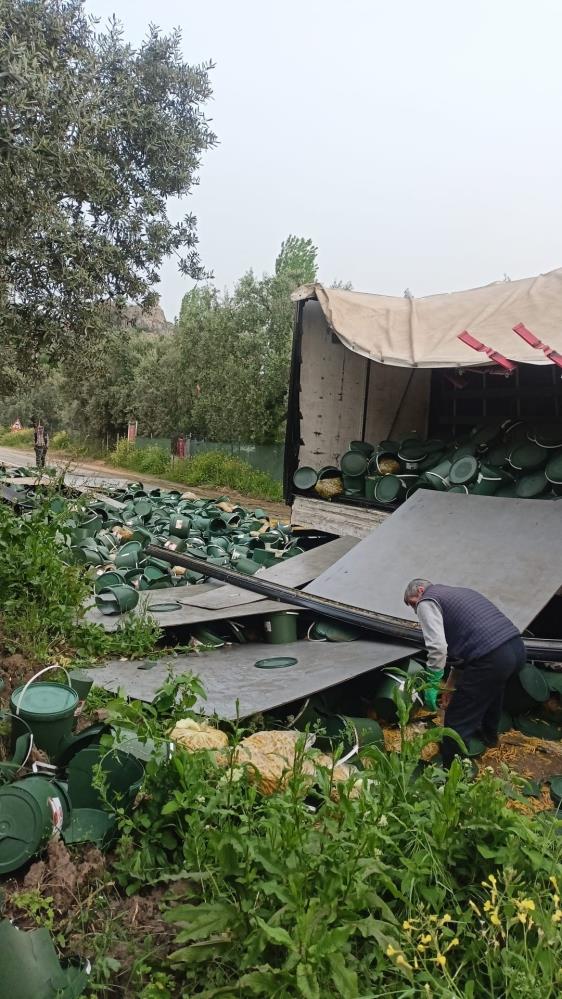 Turşu yüklü tır devrildi, karayolu turşu oldu