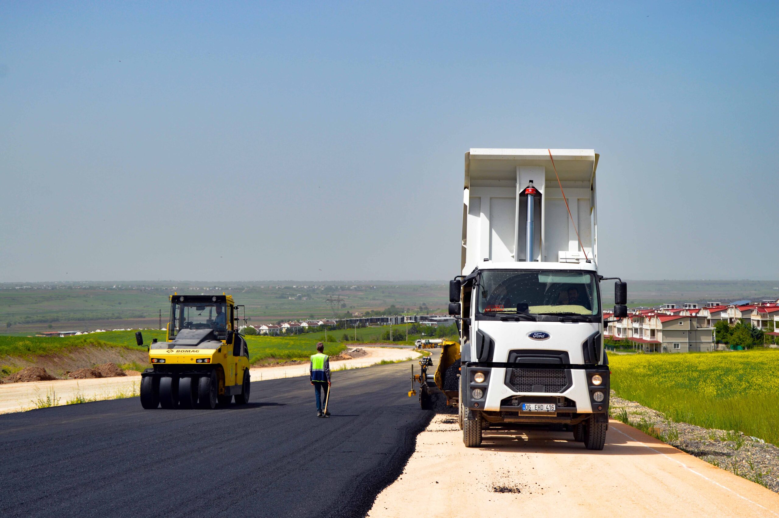 Bırkleyn Caddesi’ndeki yol yapım çalışmaları sürüyor