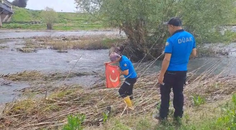 Dicle Nehri’nde arama yapan ekibin ‘bayrak’ hassasiyeti