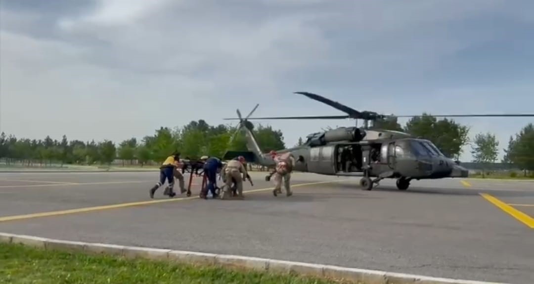 Yılan soktu, Diyarbakır'dan helikopterle sağlık ekiplerine teslim edildi