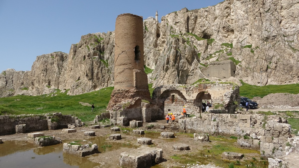 Tarihi yapılar ayağa kaldırılıyor