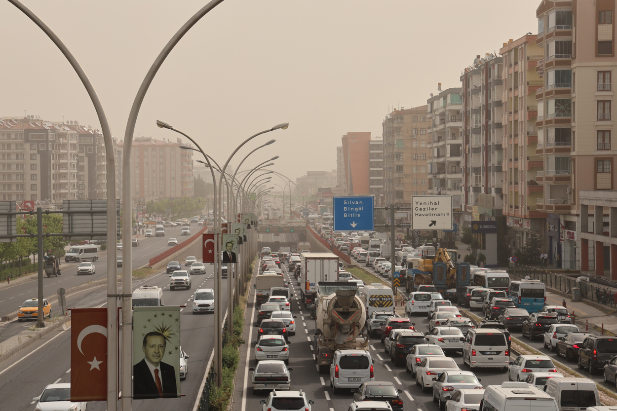 Diyarbakır ve bölge ‘toz’ etkisi altında: Uzmanı uyardı, ciddi problem oluşabilir