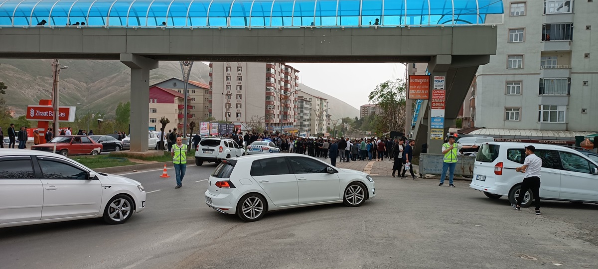 Kamyonet öğrencilere çarptı, vatandaş yolu kapattı