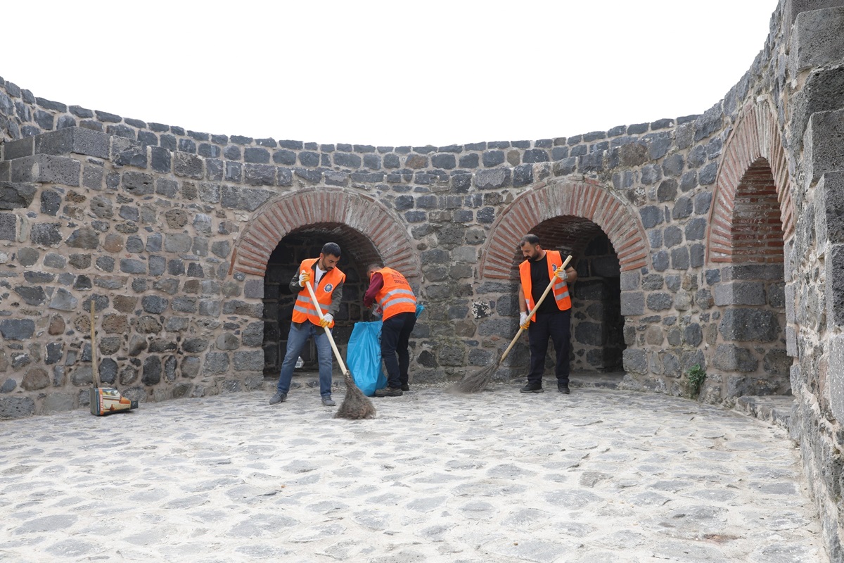 Diyarbakır'da tarihi mekanlar temizlendi