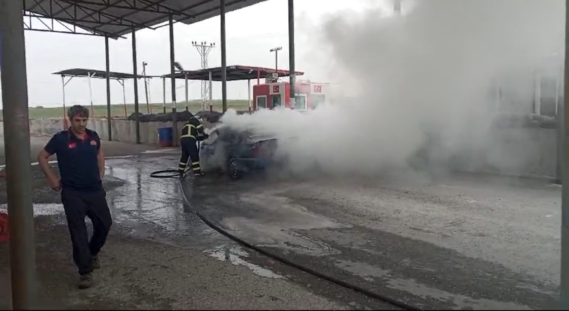 Diyarbakır karayolundaki jandarma arama noktasına giren otomobil küle döndü!