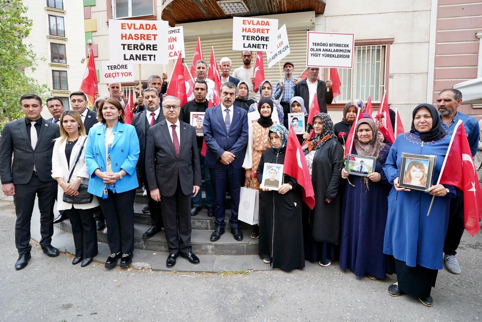 Bakan Tekin Diyarbakır annelerini ziyaret etti