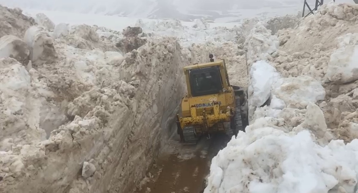 Mayıs ayında 5 metreyi bulan karda yol açma çalışması sürüyor