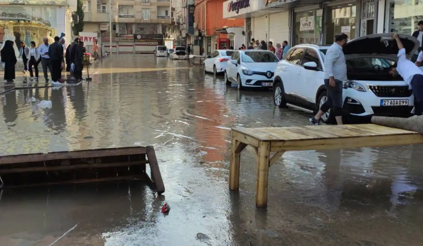 Yağmur sonrası cadde ve sokaklar göle döndü