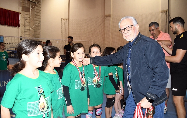 "Dicle Üniversitesi Spor Kulübü Voleybol Şöleni" düzenlendi