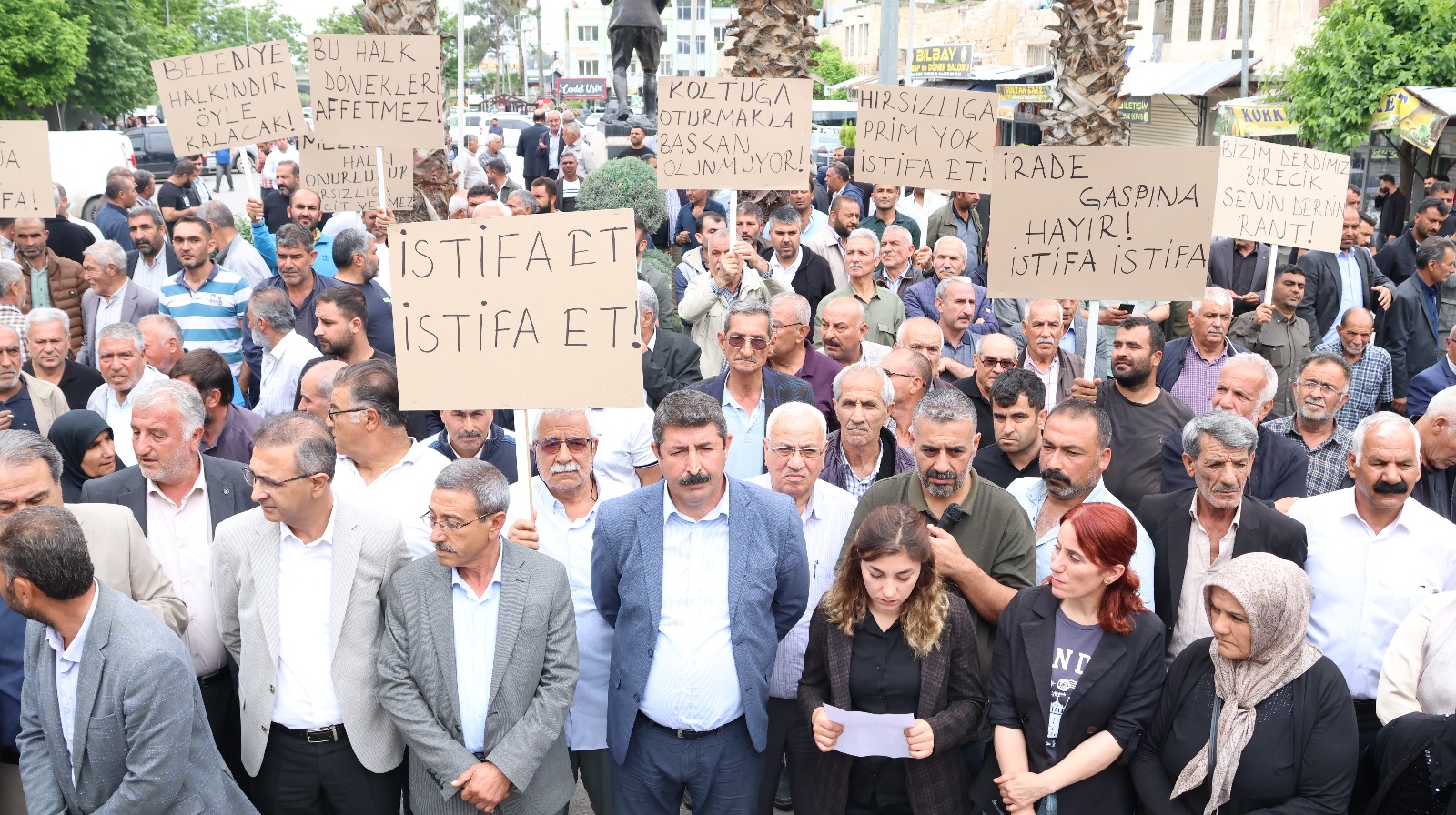 DEM’den istifa eden başkana belediye önünde istifa çağrısı!