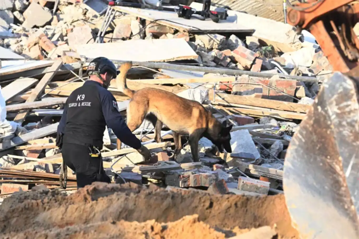 İnşaat çöktü: 8 kişi öldü, 38 kişiye ulaşılamıyor