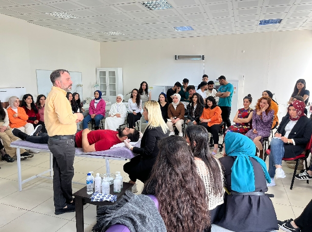 Diyarbakır'da Saç ve Güzellik Hizmetleri bölümü öğrencilerine eğitim