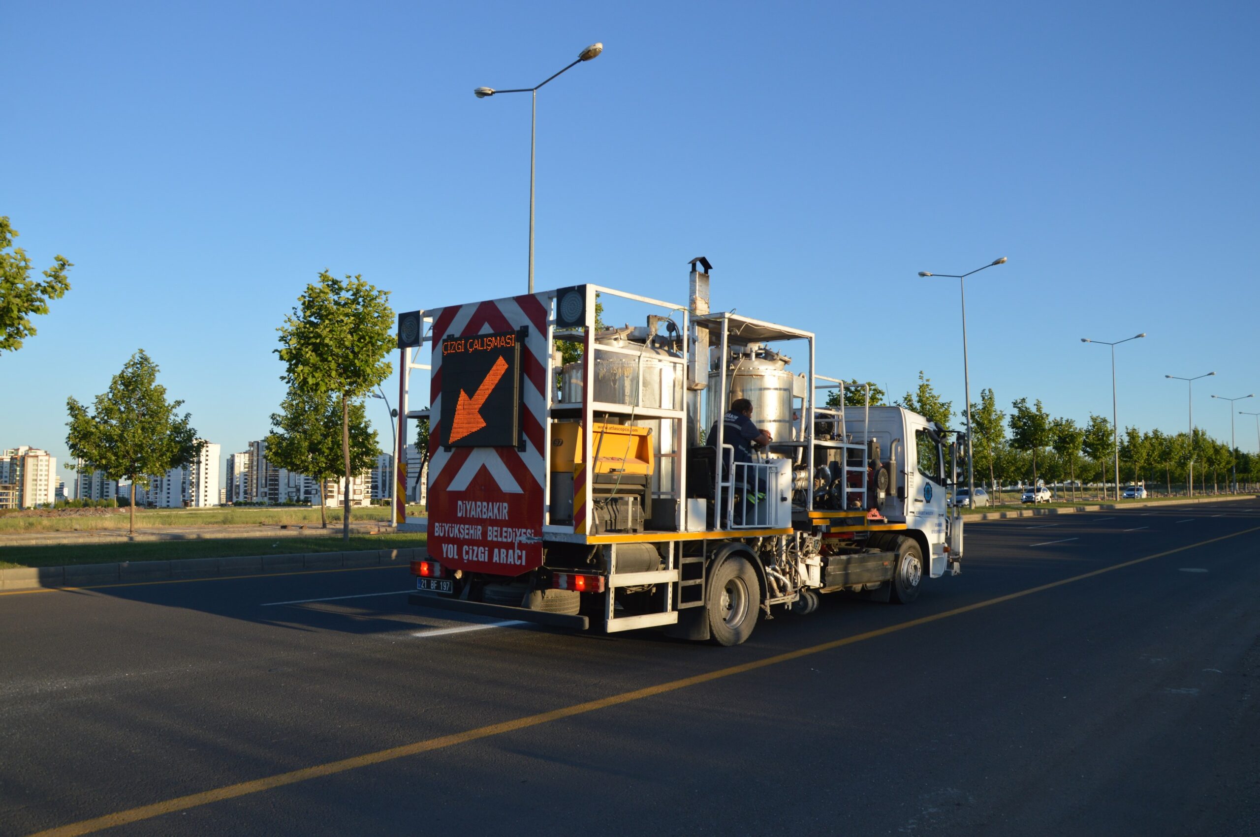 Diyarbakır'ın bulvar ve caddelerinde yol çizgileri yenileniyor