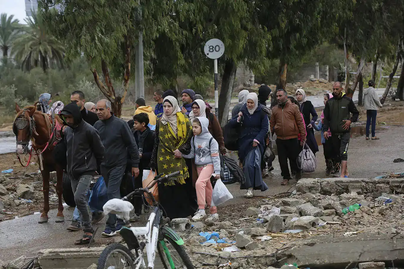 BM: Yaklaşık 110 bin Filistinli Refah'tan ayrıldı