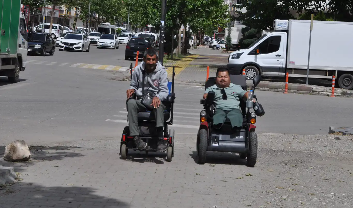 Engelliler, kaldırımlara park edilmesinden şikâyetçi