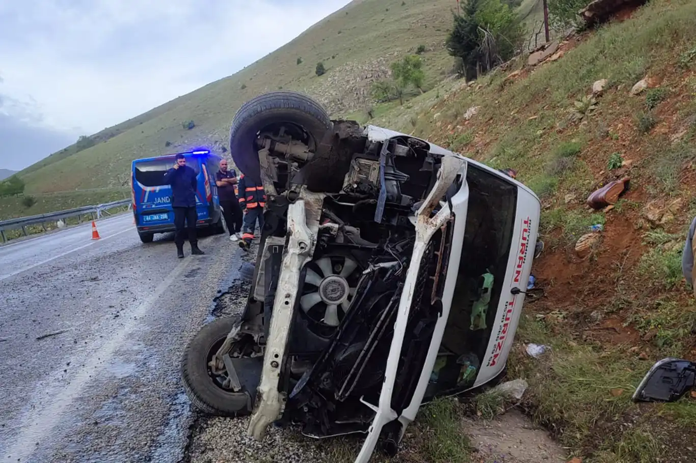 Malatya'da yolcu minibüsü devrildi: 13 yaralı