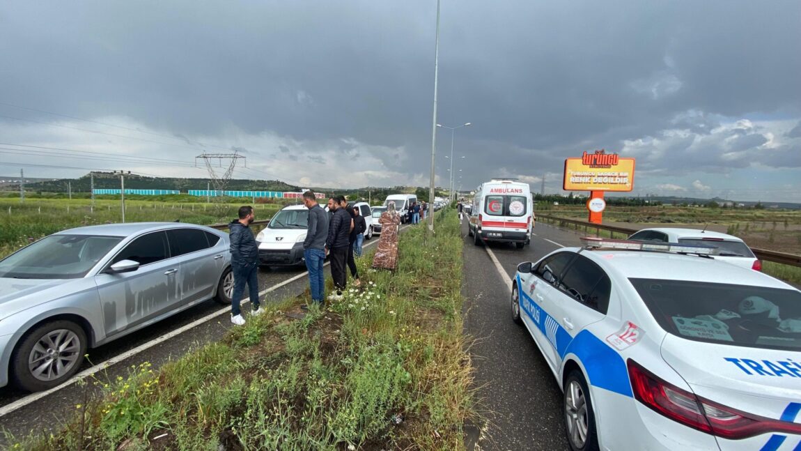 Diyarbakır'da birden fazla  araç kazaya karıştı: 2 yaralı