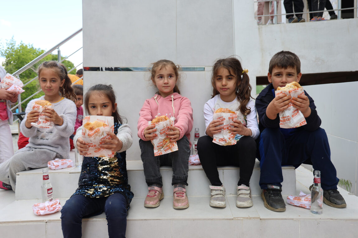 Diyarbakır derneği yardımcı oldu, çocuklar ilk kez hamburger yedi