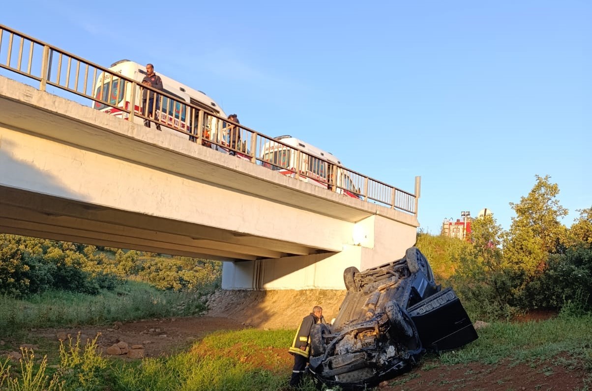 Kontrolden çıkan otomobil şarampole devrildi: 2 yaralı