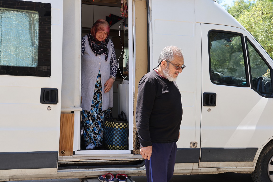 70 yaşındaki çiftin karavan yolculuğu Diyarbakır'a ulaştı