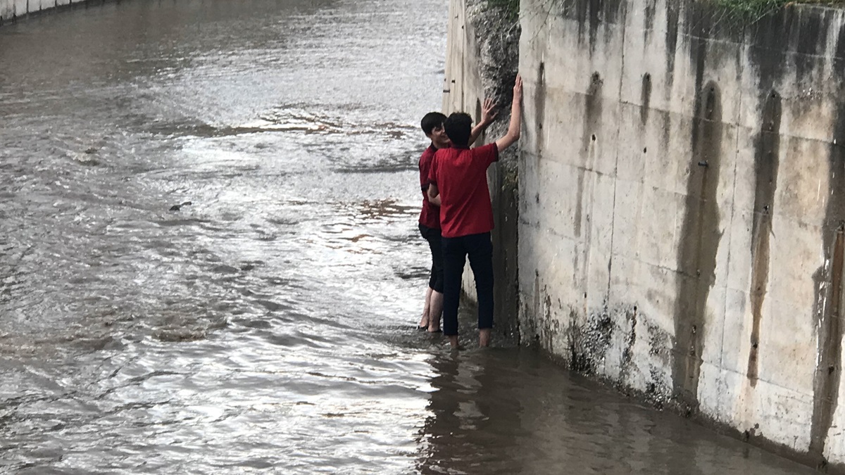 Yangın tüpünden uyuşturucu çıktı: 2 gözaltı