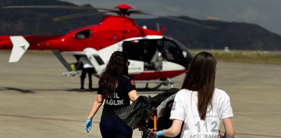 Ambulans helikopter yaşlı hastayı Diyarbakır'a getirdi!