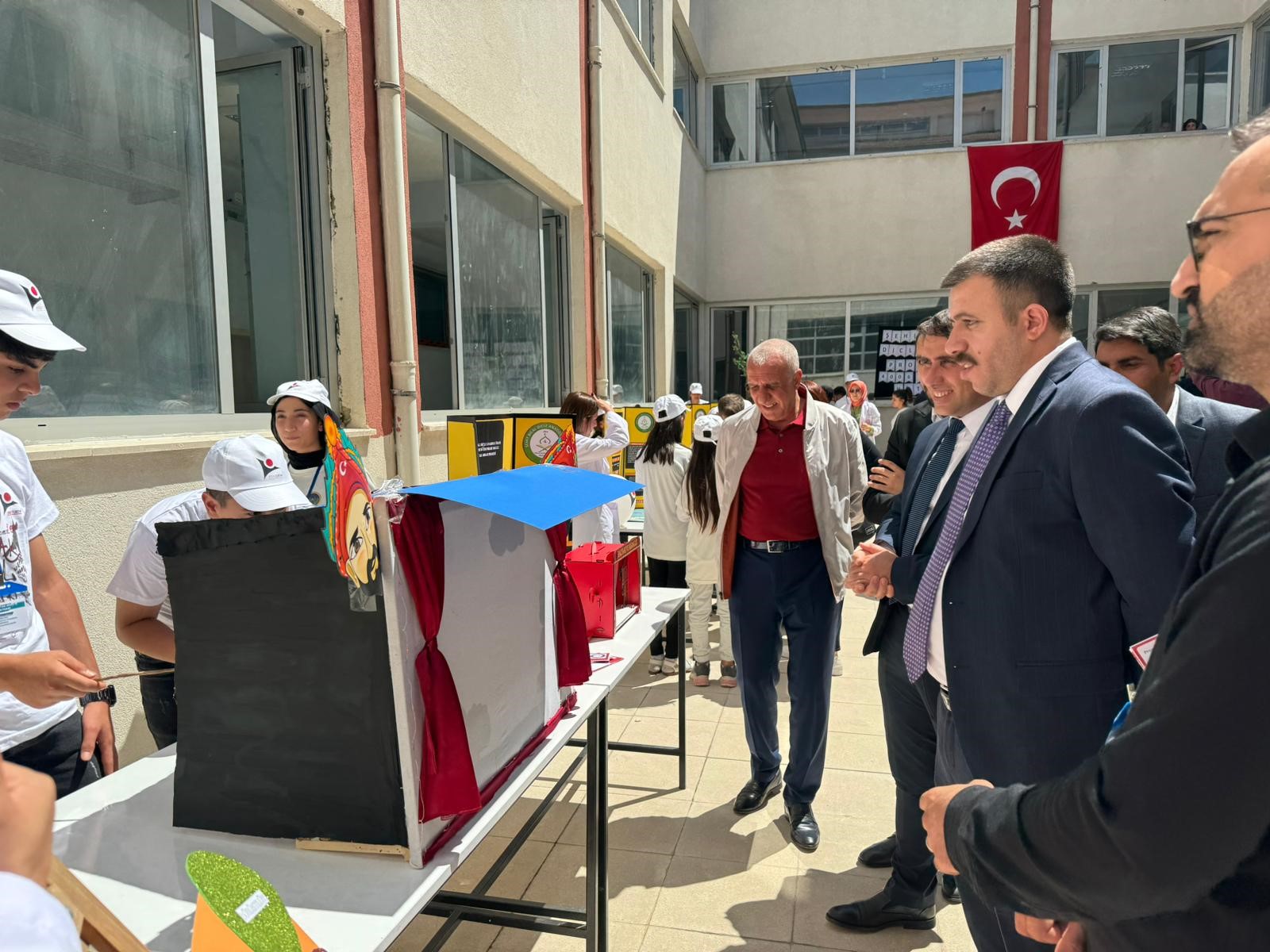 Dicle'de öğrenciler çalışmalarını sergiledi