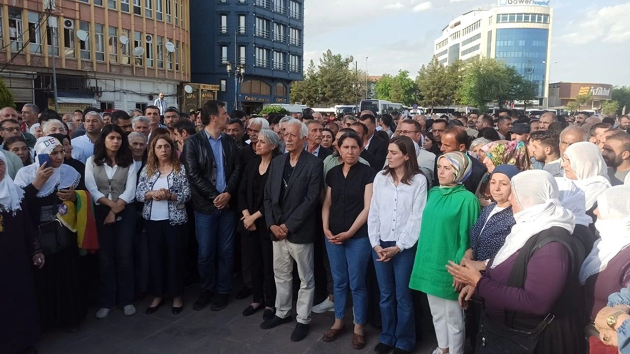 Diyarbakır Dağkapı meydanında açıklama: Mahkeme kararları hukuki değil, tanımıyoruz!