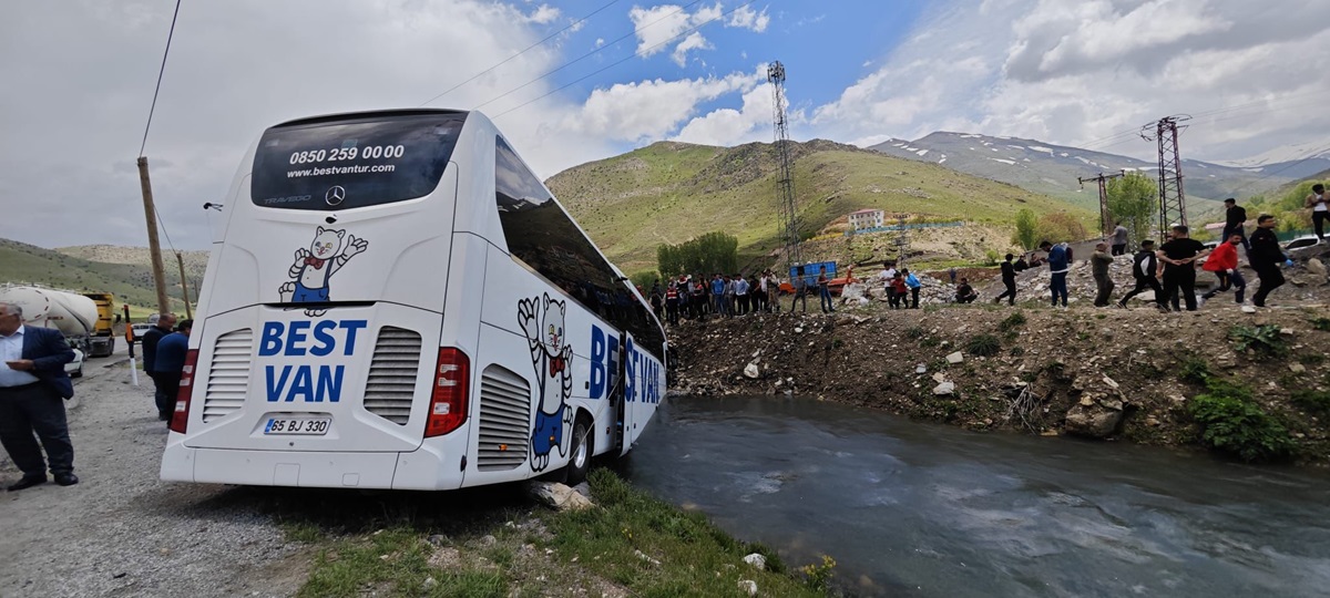 Yolcu otobüsü dereye yuvarlandı!