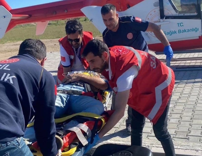 Ambulans helikopter ayağı kırılan vatandaş için havalandı