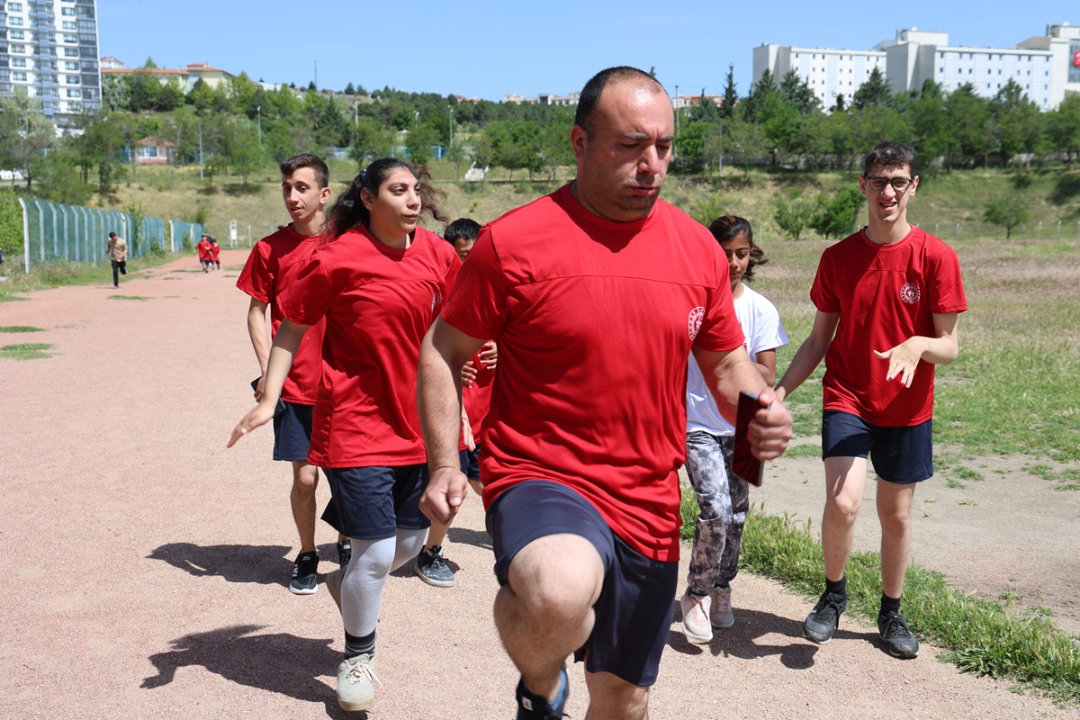 Özel sporcular atletizm yarışmasında ter döktü