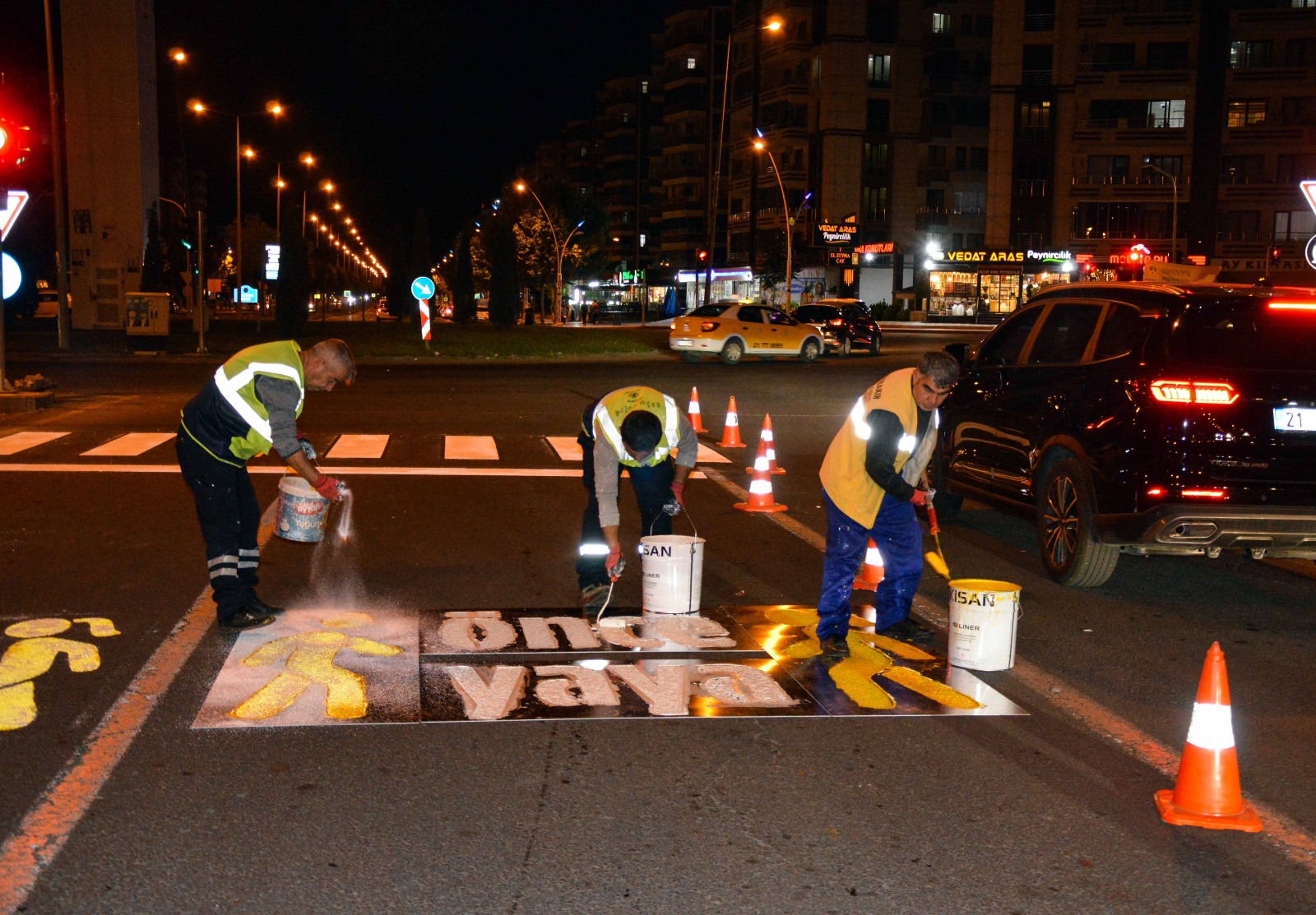 Diyarbakır'da yol çizgi yenileme çalışmaları sürüyor