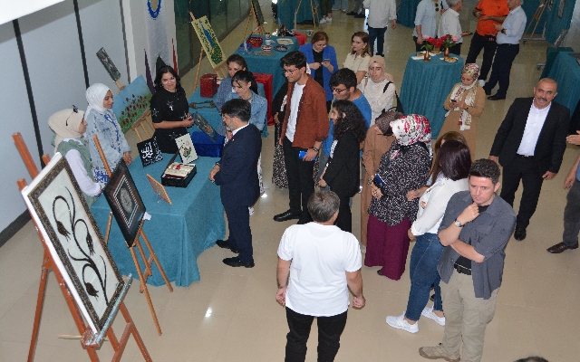 Dicle Üniversitesinde geleneksel el sanatları sergisine yoğun ilgi