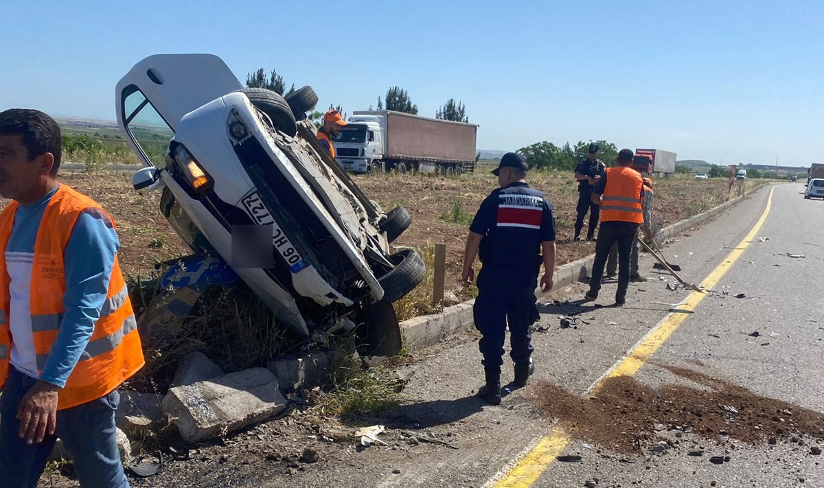 Diyarbakır’da iki otomobil kafa kafaya çarpıştı: 3 yaralı