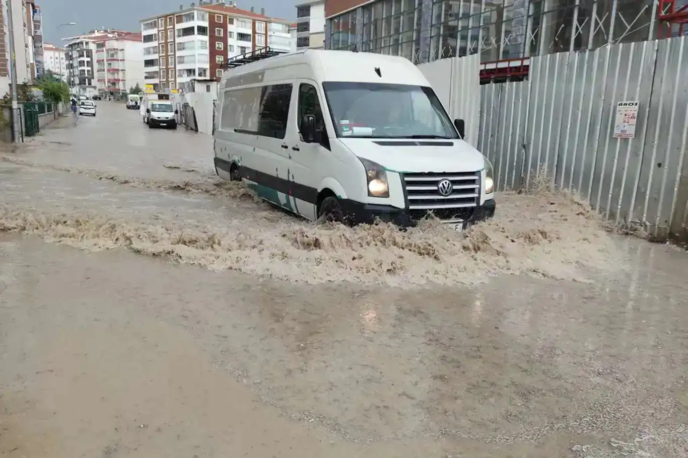 Valilik saat vererek uyardı: Kuvvetli yağışa dikkat