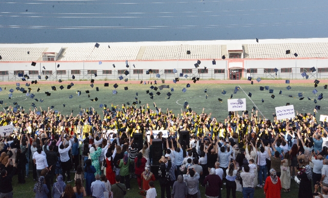 Dicle Üniversitesi Edebiyat Fakültesinde mezuniyet sevinci